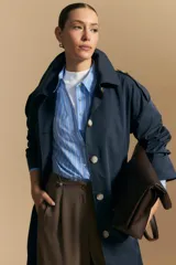 Polera de manga larga color marrón claro, con cuello alto y costura vertical decorativa en el frente.