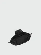 Bolso de viaje grande Longchamp modelo Le Pliage, color negro, confeccionado en nylon con detalles de cuero en las asas y solapa frontal con cierre de botón a presión.