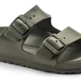 Sandalias Birkenstock Arizona Eva, color verde militar, con doble tira y hebillas ajustables.