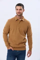 Buzo de felpa color verde oscuro, con cuello tipo polo, cierre frontal parcial con botones y bolsillos laterales. Presenta puños y ruedo acanalados.