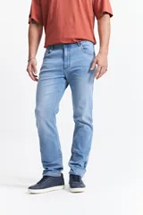 Jean de hombre color azul claro, de corte regular y tiro medio. Confeccionado en algodón con spandex para mayor comodidad.