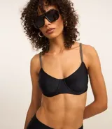 Top de bikini negro de microfibra, modelo media taza con breteles elásticos ajustables y lazo en la espalda.