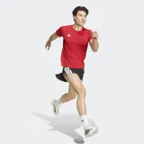 Remera deportiva Adidas Adizero Essentials de manga corta y cuello redondo, color rojo, con logo de las tres barras en blanco en el pecho.