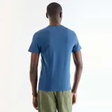 Remera lisa de manga corta en color azul oscuro, con cuello redondo y diseño slim fit.
