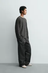 Camiseta relaxed fit de manga larga, color gris oscuro con rayas horizontales negras y efecto lavado.