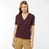 Camiseta de manga corta color borgoña con cuello de pico.