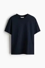 Remera de corte recto en punto suave de algodón, con cuello redondo ribeteado y hombros ligeramente caídos.