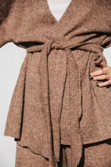 Cárdigan marrón de tejido de punto con escote en V y lazo para atar en la cintura.