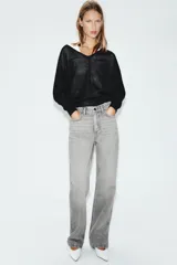 Jeans de tiro alto con cinco bolsillos, pernera recta y larga, confeccionados en denim negro con cierre frontal de cremallera y botón metálico.