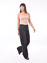 Musculosa negra de tejido sin costuras (seamless), corte ajustado al cuerpo y tirantes finos.