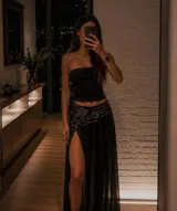 Pollera larga de microtul negro con tajo lateral profundo, diseño fluido y cintura elástica.