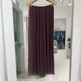 Pantalón fluido de color vino, de tiro alto con cintura elástica y diseño amplio tipo palazzo.