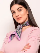 Pañuelo cuadrado de seda con estampado de flores en tonos violeta, verde y azul.