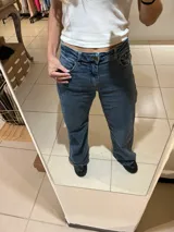 Pantalón de jean azul de corte wide leg.