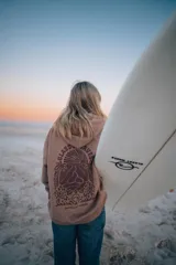 Hoodie marrón con capucha y cordón ajustable, con estampado en la espalda de un paisaje con palmeras, montañas y el texto "Glassy Waves".