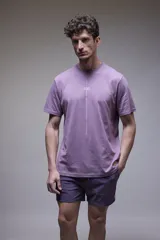 Remera blanca de algodón con estampado minimalista de la marca NOSN38 & THOMAS y una línea vertical negra.