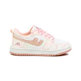 Championes blancos con detalles en lila, con ajuste de cordones y velcro.