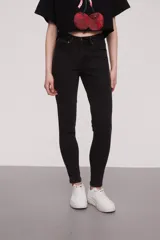 Pantalón jean de corte skinny y tiro medio, con diseño clásico de cinco bolsillos y costuras reforzadas.