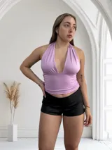 Top amarillo pálido con cuello halter y escote profundo. Se puede usar de múltiples formas.