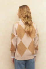 Cardigan largo con escote en V, confeccionado en tejido de punto con diseño geométrico de rombos en contraste de color negro y gris.