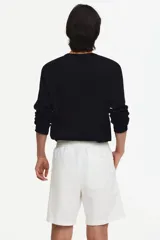 Short de corte regular fit en mezcla de algodón y lino color blanco, con cintura elástica, cordón ajustable, botón frontal, bolsillos laterales y bolsillos traseros ojalados.