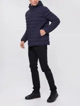 Chaqueta puffer azul marino con capucha, cierre frontal con cremallera y bolsillos laterales.
