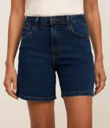 Short de jean azul oscuro, de talle medio con trabillas para cinturón, cierre de botón y cremallera, bolsillos delanteros y traseros, y costuras en contraste.
