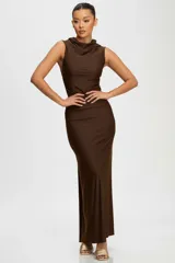 Vestido largo color chocolate, de diseño sin mangas y espalda descubierta con detalle de nudo y caída fluida.