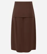 Pollera midi de viscosa color marrón, con diseño de canesú estructurado en la cintura que aporta una división visual y un ajuste definido.
