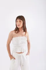 Top blanco strapless con elástico fruncido en el busto y en la cintura.