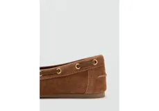 Mocasines estilo náutico de piel vacuna color marrón, con cordones del mismo tono en los laterales y suela de caucho termoplástico.