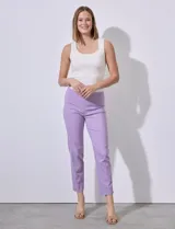 Pantalón color beige de gabardina elastizada, marca Zac & Rachel. Corte recto, pretina ancha pespunteada y largo al tobillo.