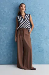 Chaleco tejido de punto con diseño de rayas diagonales en color marrón y beige, cuello polo y escote en V profundo.