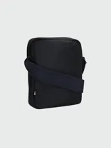 Bandolera Boss de diseño compacto, color azul marino, con logo grabado en el frente y cierre metálico. Cuenta con correa ajustable para llevar al hombro o cruzada.