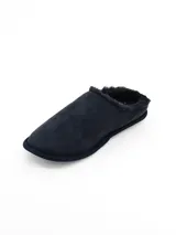 Pantuflas cerradas de estilo clásico en color azul marino, con interior forrado en piel sintética suave y suela de goma.