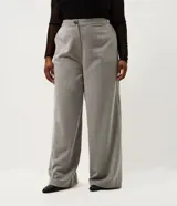 Pantalón de sastre con estampado de cuadros, corte wide leg de cintura alta y caída recta. Cuenta con cierre frontal de botón y cremallera.