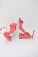 Sandalias color crema con tira delgada sobre los dedos, pulsera al tobillo con hebilla y taco geométrico.