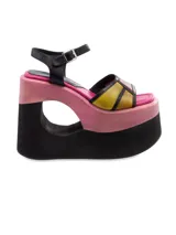 Sandalia de cuña con plataforma recortada. Parte superior de cuero, forro de cuero, suela sintética. Cierre con hebilla. Taco de 7cm aprox.