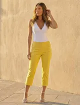 Pantalón capri color beige, de gabardina elastizada, con pretina ancha elastizada y bolsillos simulados.