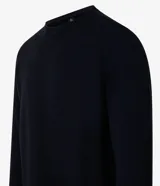 Remera negra de corte slim, cuello redondo y manga larga. Confeccionada en algodón con textura acanalada.