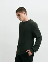 Sweater de punto inglés con escote redondo y mangas largas. Presenta cuello y puños terminados en punto canalé.