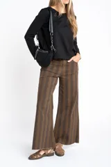 Remera de manga larga color negro, con escote redondo y calce ajustado al cuerpo.