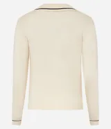 Blusa femenina de punto color blanco crema, con cuello polo y escote en V. Presenta detalles de biés negro contrastante en el cuello y los puños de las mangas largas.