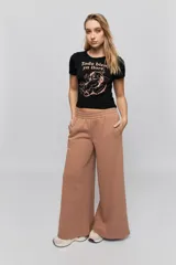 Remera negra de manga corta, con corte ajustado y estampa frontal en tono rosado que dice "Todo bien ya lloré" junto con un personaje ilustrado.