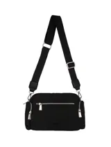 Bandolera negra de diseño compacto con múltiples compartimentos frontales con cierre metálico. Incluye una correa ajustable y extraíble con el logo de la marca estampado.