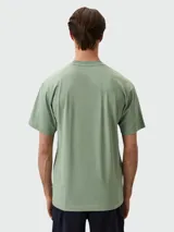 Remera color crema de corte regular fit, con cuello redondo y manga corta. Presenta un cuadrado blanco estampado en el frente con el logo de la marca.