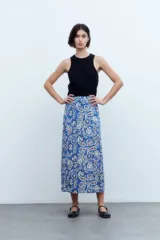 Falda midi de corte recto con estampado floral en tonos azul francia, blanco y beige.