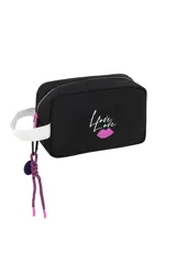 Necessaire rectangular de color negro con cierre superior. Presenta un estampado frontal con la palabra 'Love' y un diseño de labios en color fucsia. Incluye una correa de muñeca blanca con la inscripción 'LOVE OREIRO' y un detalle colgante de cordones trenzados en tonos fucsia y violeta.