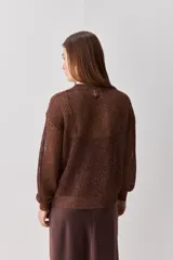 Sweater calado de punto negro, con cuello redondo y mangas largas, de diseño liviano ideal para superposiciones.