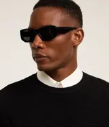 Suéter masculino de cuello redondo y manga larga, confeccionado en tejido de malla con textura de cuadros grid. Presenta un diseño minimalista y versátil, ideal para diversas ocasiones.